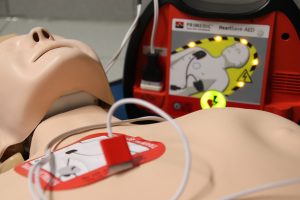 Read more about the article Hätten Sie’s gewusst? So funktioniert der Defibrillator in der Mehrzweckhalle