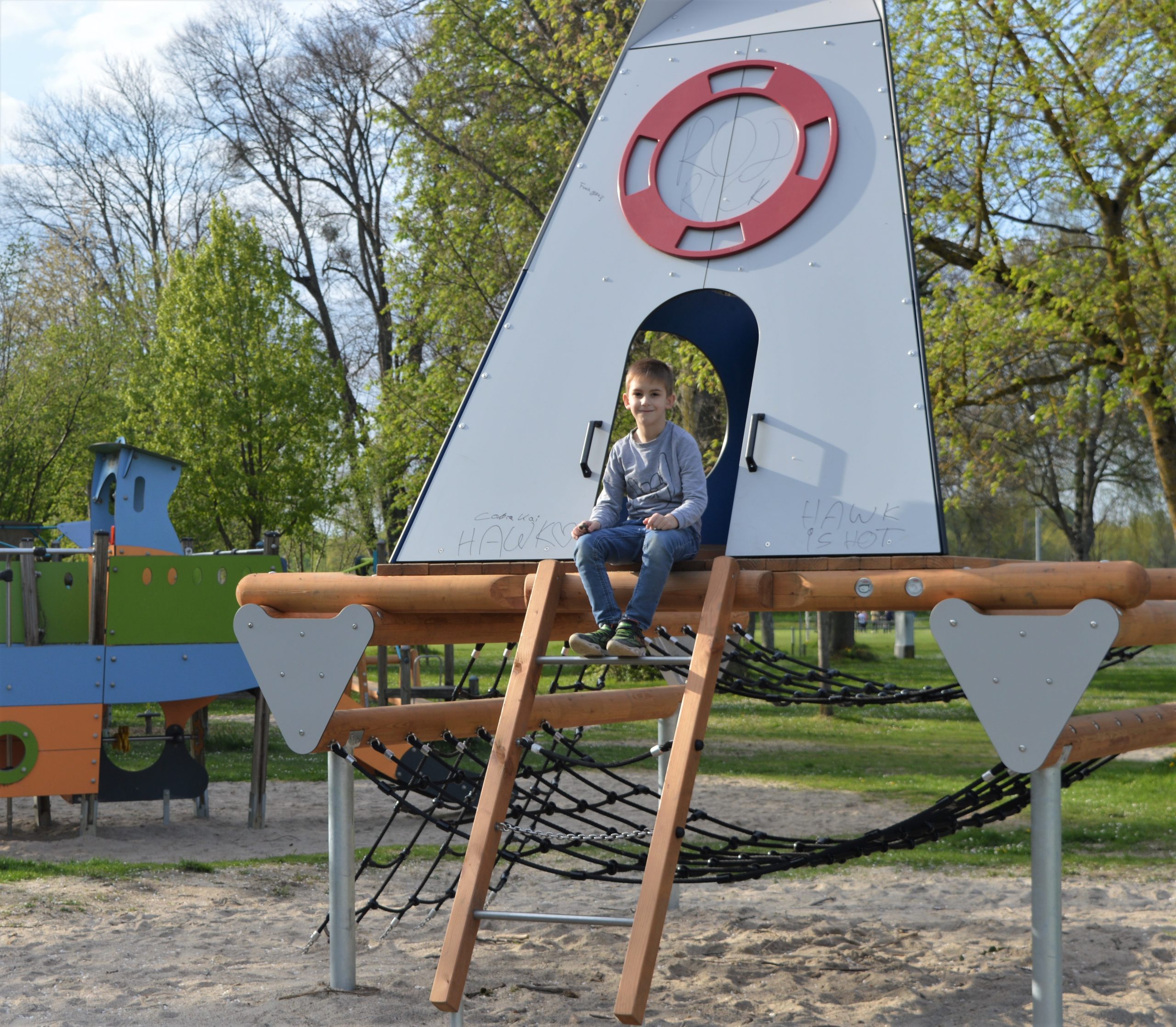 Read more about the article Kinderspielplatz mit neuen Spielgeräten