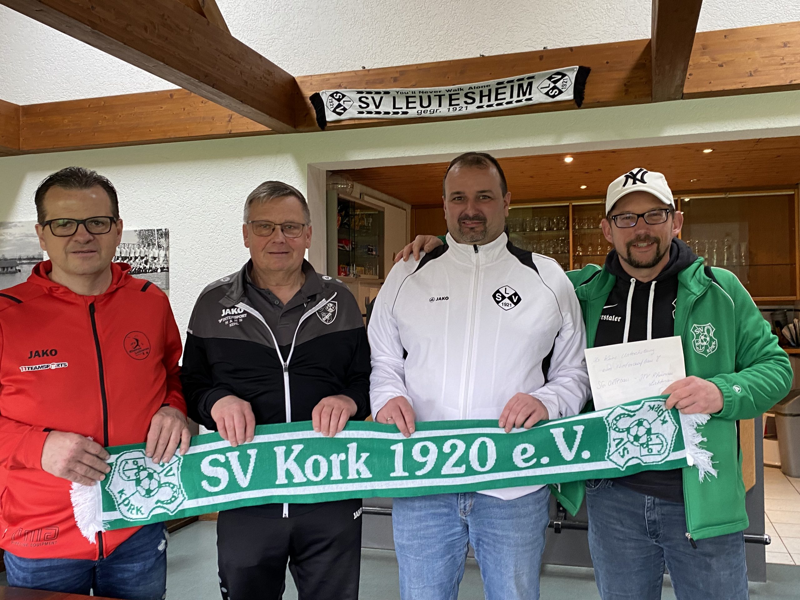 Mehr über den Artikel erfahren SV Leutesheim übergibt Spende an brandgeschädigten SV Kork