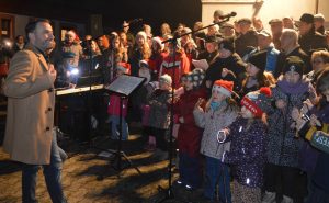 Mehr über den Artikel erfahren Adventliedersingen im Rathaushof