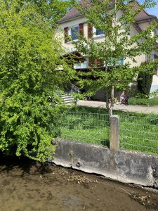 Mehr über den Artikel erfahren Ufermauer beim Kindergarten soll saniert werden