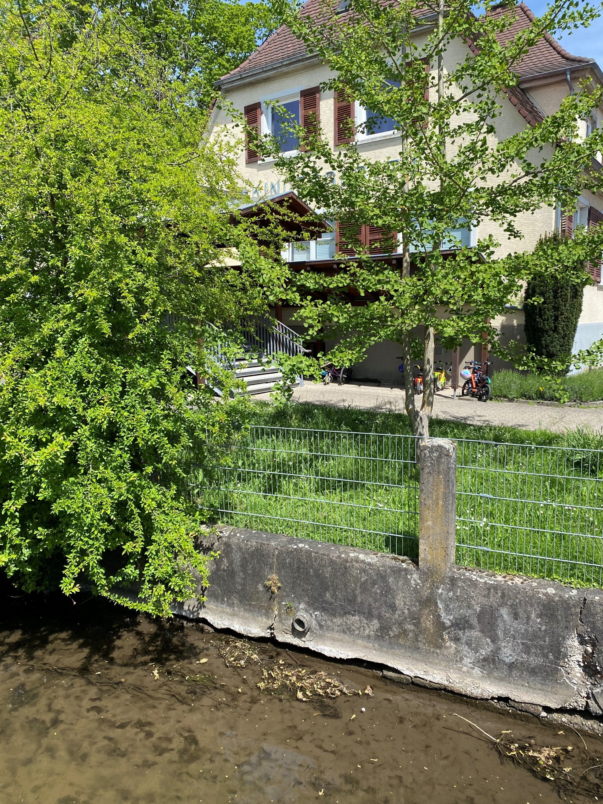 Mehr über den Artikel erfahren Ufermauer beim Kindergarten soll saniert werden