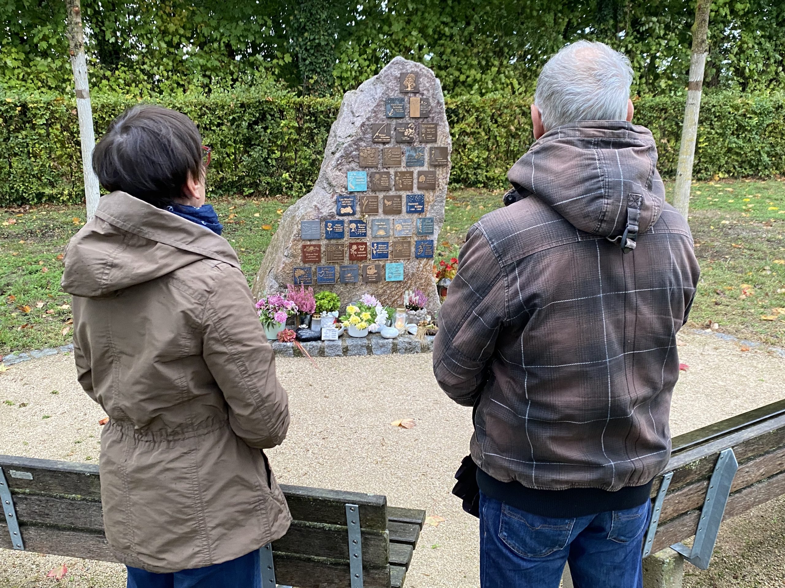 Mehr über den Artikel erfahren Unkraut auf dem Friedhof: Stadt gelobt Besserung